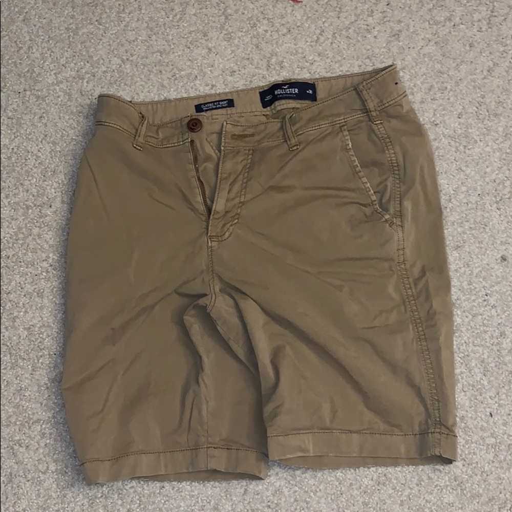 Men’s khaki shorts